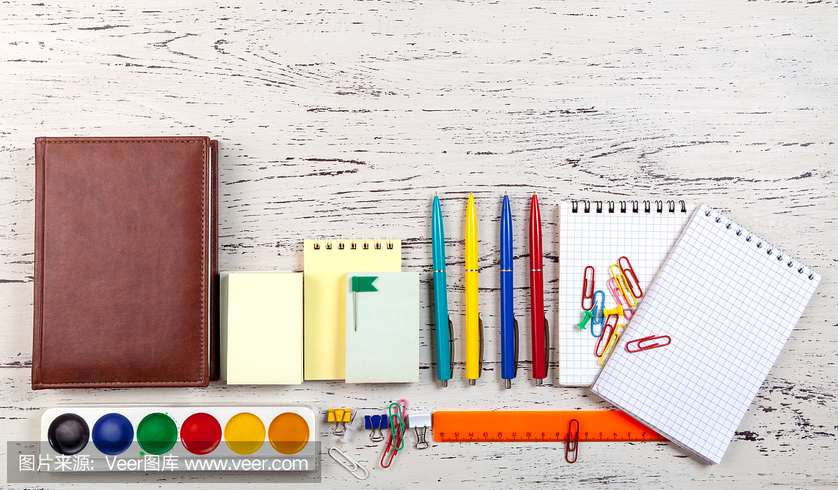 桌子與辦公用品。