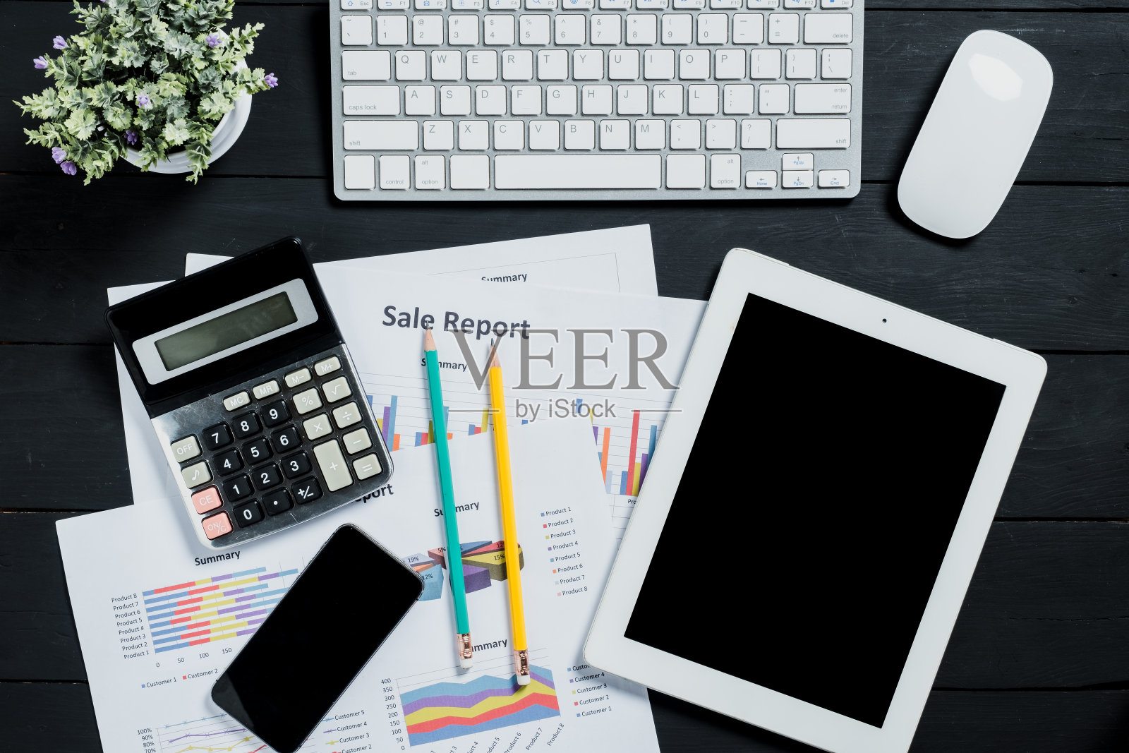 辦公用品,鍵盤,鼠標(biāo),智能手機(jī),鉛筆,計(jì)算器,平板電腦和商務(wù)文檔。俯視圖,平放